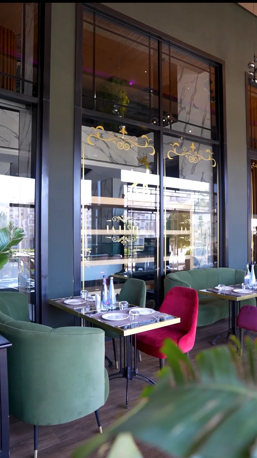 Tables et banquettes de La Liste à Agadir
