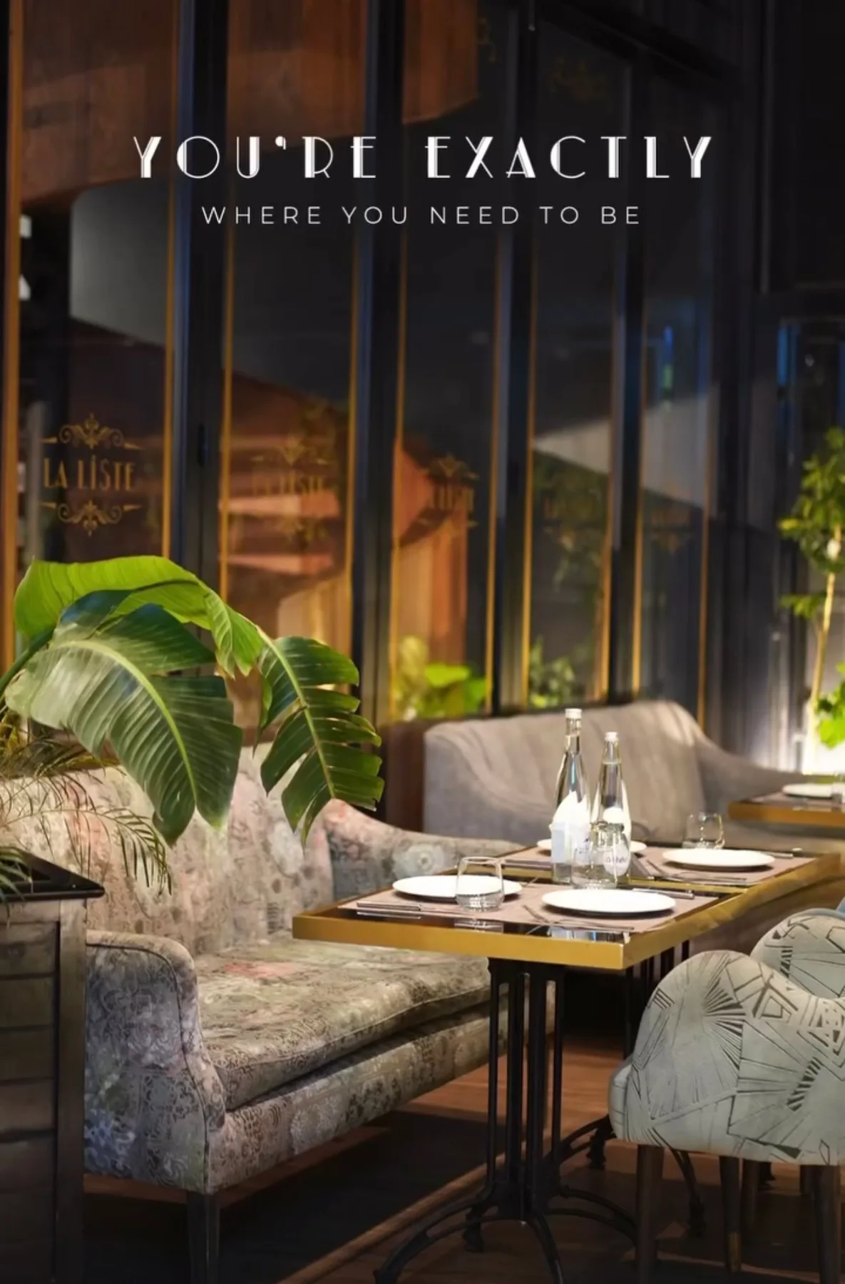 Espace de restauration de La Liste avec banquettes et tables dorées