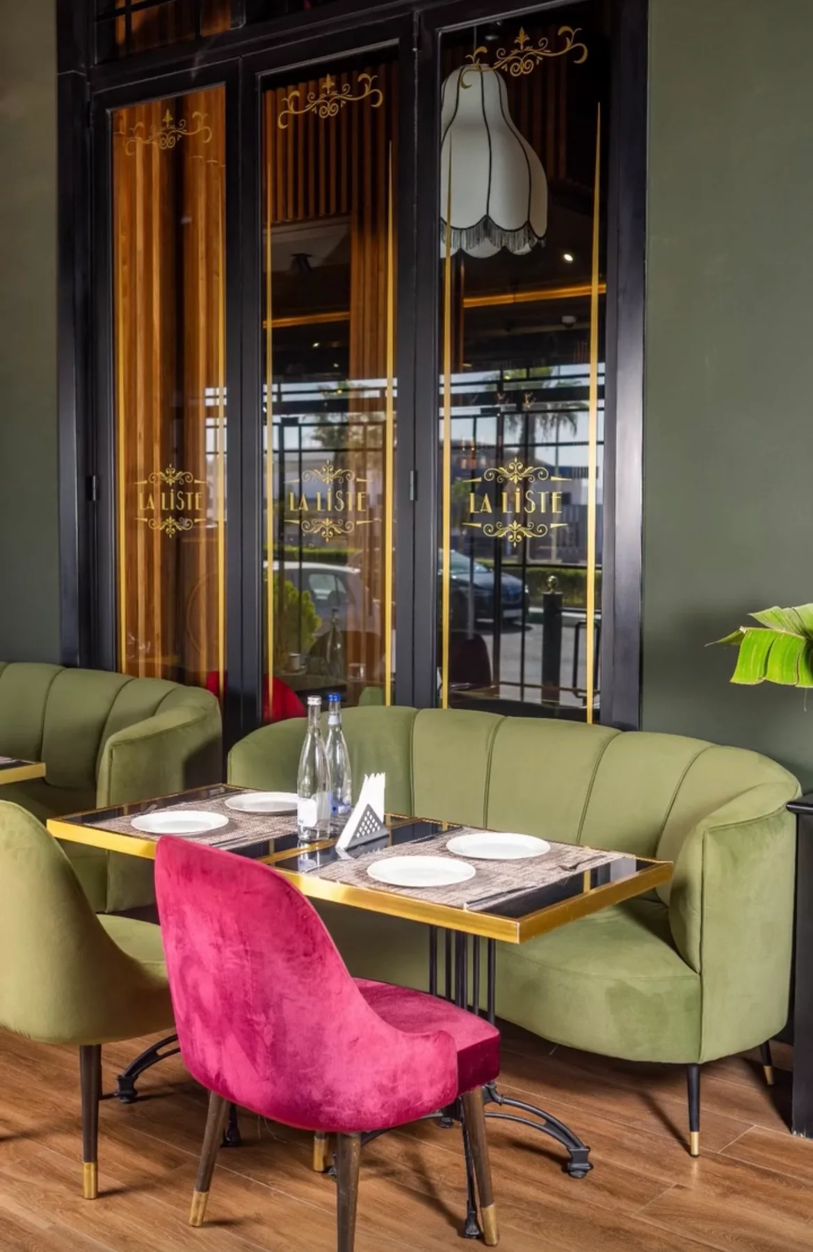 La salle de La Liste, ses banquettes et ses tables dressées
