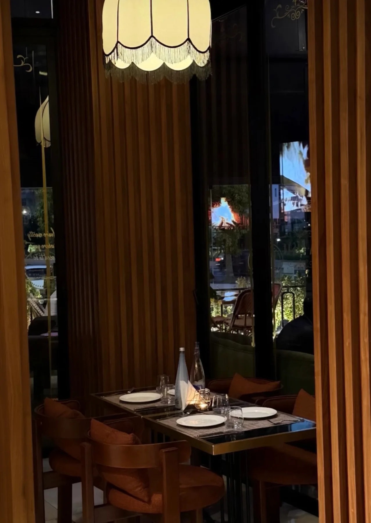 Table dressée entre les boiseries et les miroirs du restaurant
